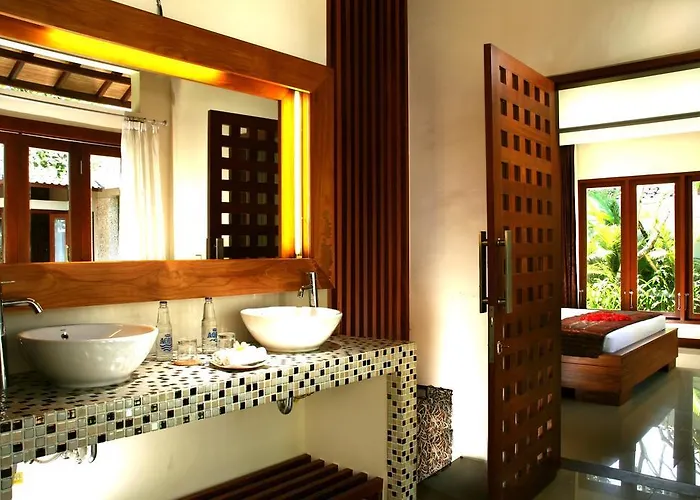Grand Akhyati & Villa *